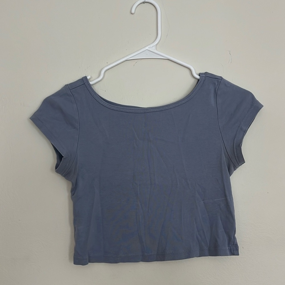Women’s blue cropped T-shirt.